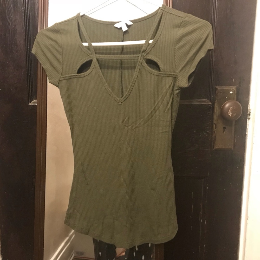 Unique cut-out ribbed tee. 👚